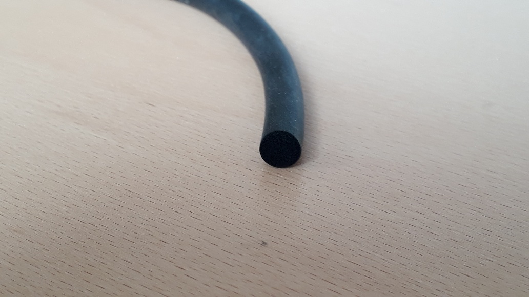 schwarze Moosgummischnur Durchmesser 6 Millimeter mit Außenhaut
